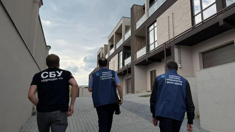 У Одесі забудовнику оголосили підозру за незаконне будівництво таунхаусів біля моря