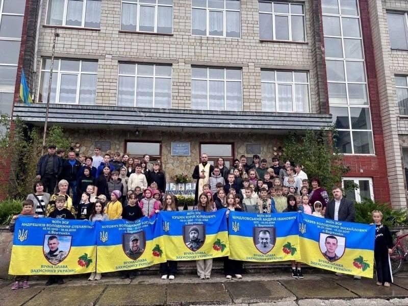 У селі Бортники Стрийського району відкрили меморіальну дошку на честь трьох загиблих воїнів