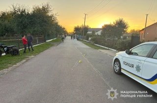 У селі Запитів сталася ДТП за участю 13-річної водійки самоката та велосипедиста: обидва отримали травми