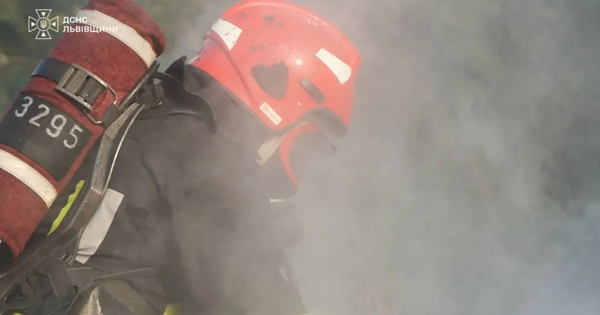 У Шептицькому районі внаслідок пожежі постраждала жінка, яка проживала в дерев'яному будинку