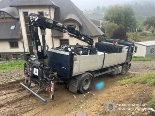 У Східниці вантажівка наїхала на пішохода під час маневрування назад