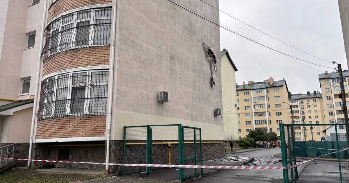 У Стрию внаслідок атаки дронів пошкоджено житлові будинки та школу, евакуйовано 13 осіб