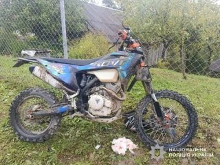 У Яблуневі сталася ДТП: 18-річний мотоцикліст і його пасажирка отримали травми та потрапили до лікарні