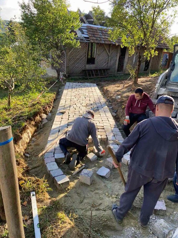 У Зашкові на території садиби Коновальця створюють інклюзивні пішохідні маршрути