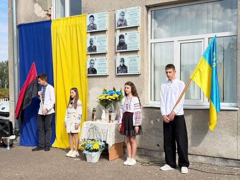 У Жовківській громаді встановили меморіальні таблиці на фасадах шкіл на честь загиблих Захисників України