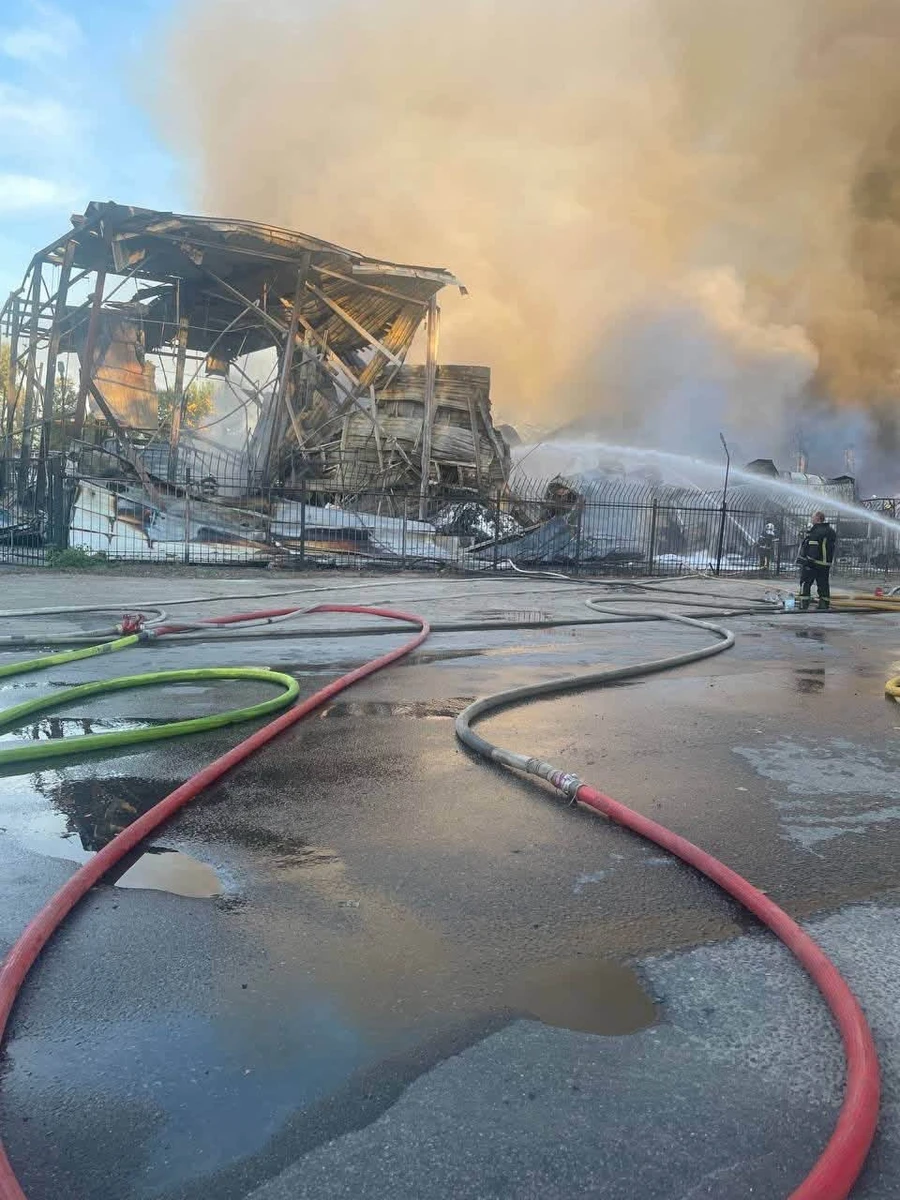 Внаслідок російських атак у Києві знищено склад дитячих іграшок