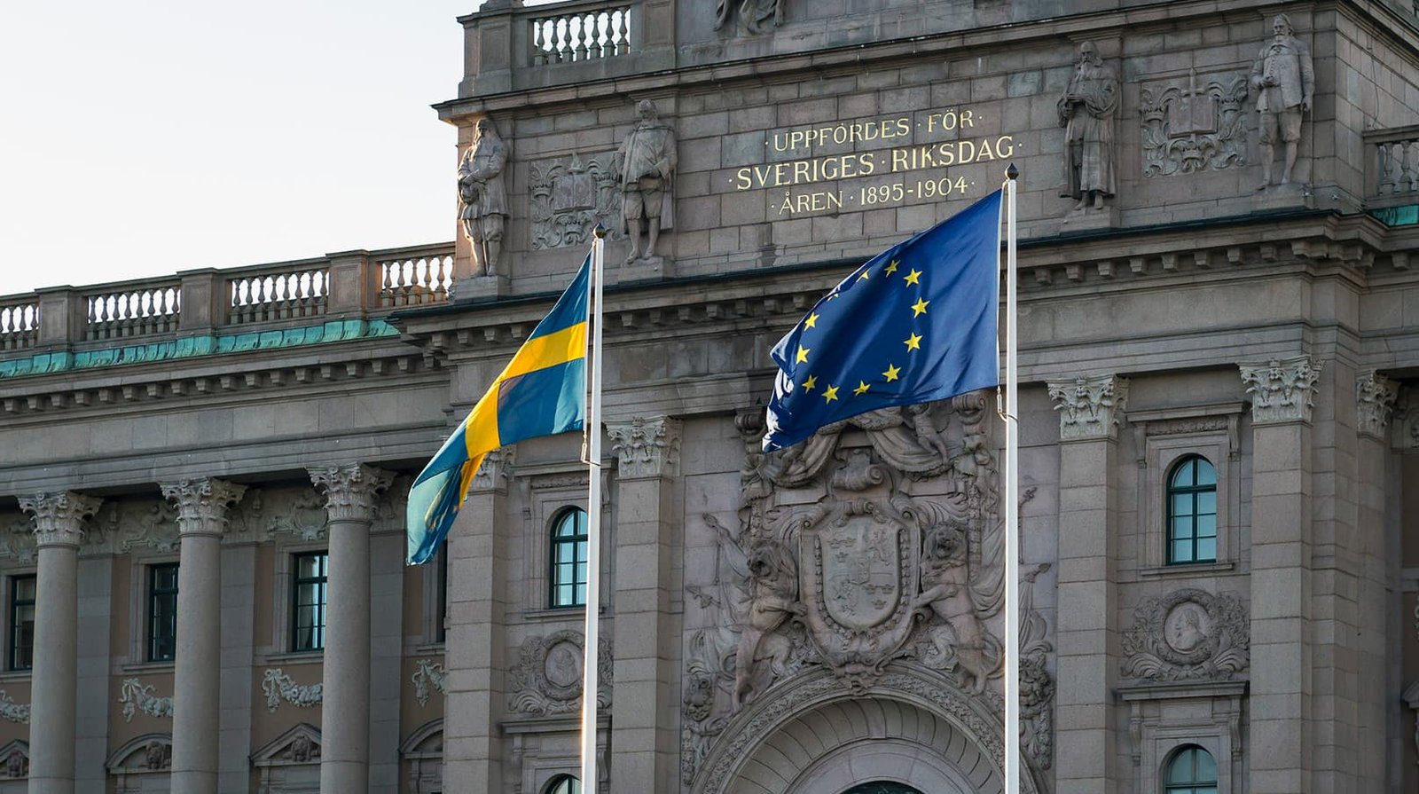 Вибори у Швеції: підтримка політичних блоків наблизилася до рівноваги