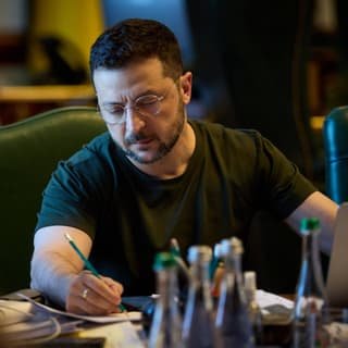 Зеленський оголосив про кадрові зміни та службові розслідування у зв'язку з конфліктом між СБУ та ГУР