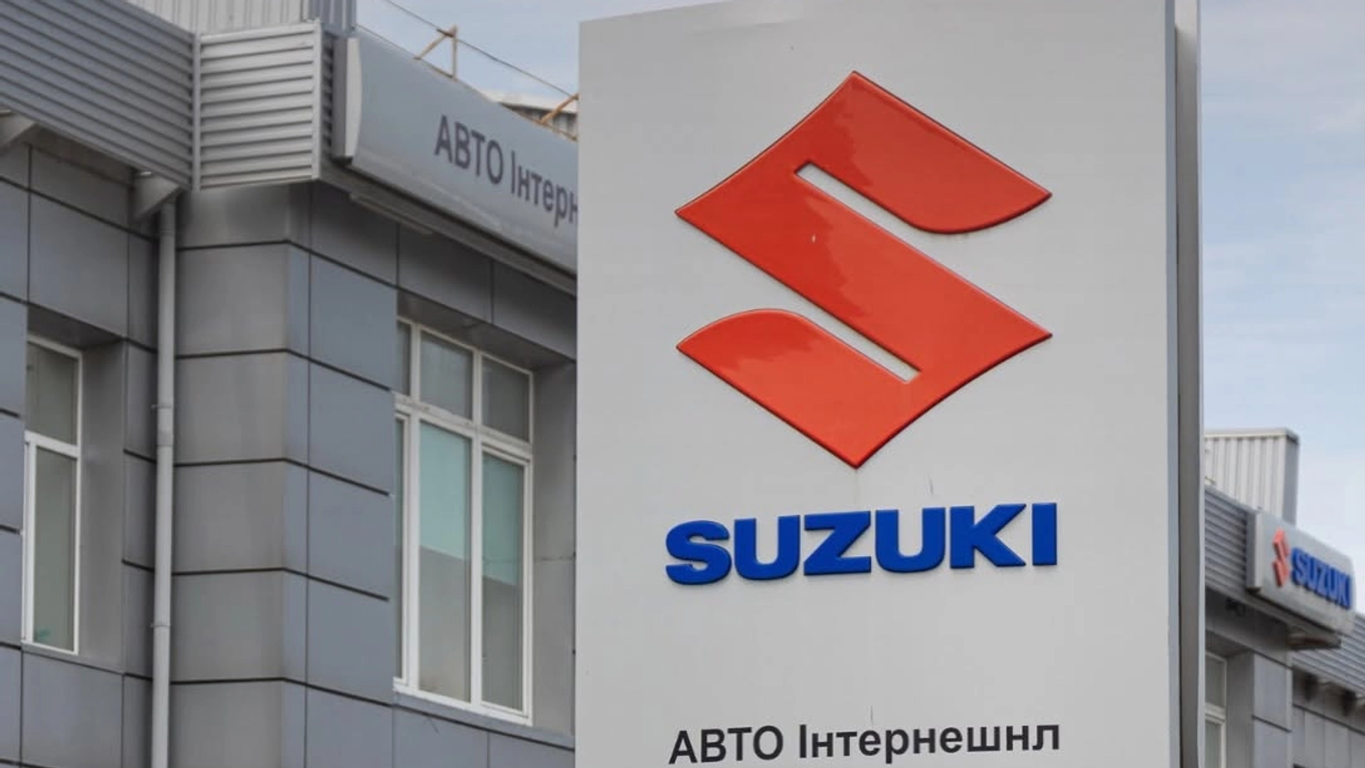 Атака на Київ: унаслідок обстрілу постраждали автосалони дилера SUZUKI