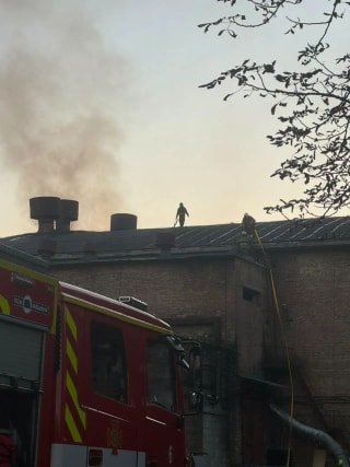 Атака росіян на Кіностудію Довженка у Києві призвела до спалаху пожежі