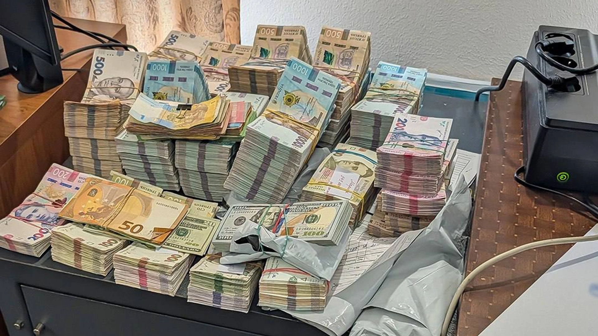 БЕБ зобов'язало мережу магазинів сплатити податки через 130 ФОПів: наслідки для бізнесу