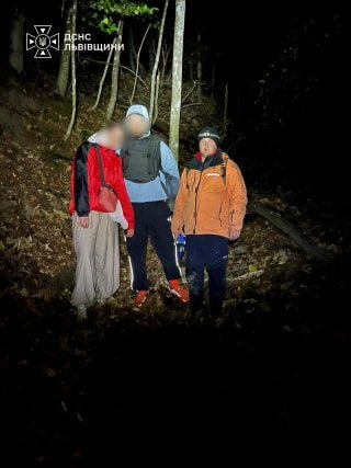 Двоє туристів, які заблукали під час сходження на гору, успішно евакуйовані рятувальниками поблизу Сколе