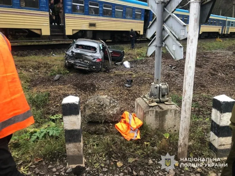 Електропоїзд зіткнувся з Mercedes на залізничному переїзді в гірському селі Львівщини