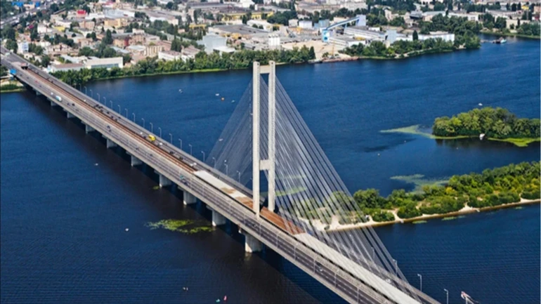Київ посилює автобусне та залізничне сполучення через пошкодження Південного мосту