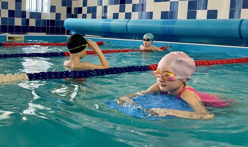 Львівські школярі можуть безкоштовно відвідати заняття з плавання під час осінніх канікул