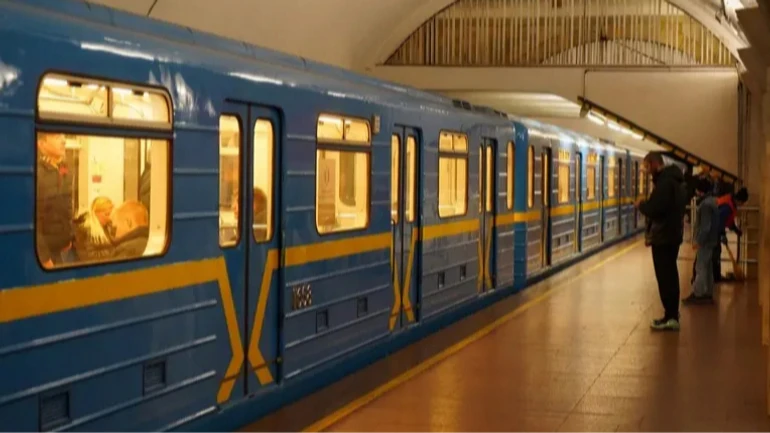 Метро в Києві призупинило роботу через відключення електроенергії