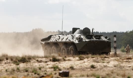 Міністр оборони Угорщини висловив занепокоєння щодо підозрілого зниження цін на продаж БТР Сербії