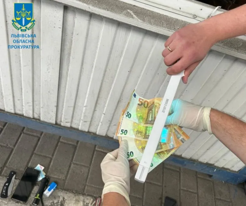 Митника з пункту пропуску «Краківець» засудили за отримання хабара у 200 євро та незаконне володіння пістолетом Макарова