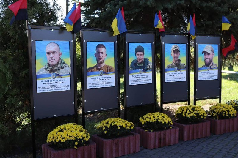 На Алеї Героїв у Великих Мостах освятили сім нових пам’ятних стел на честь українських захисників