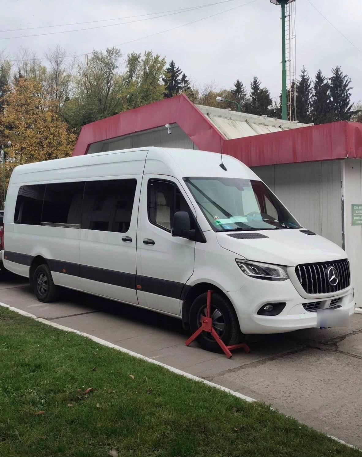 На кордоні з Польщею затримано франківця, який керував викраденим у Франції Mercedes