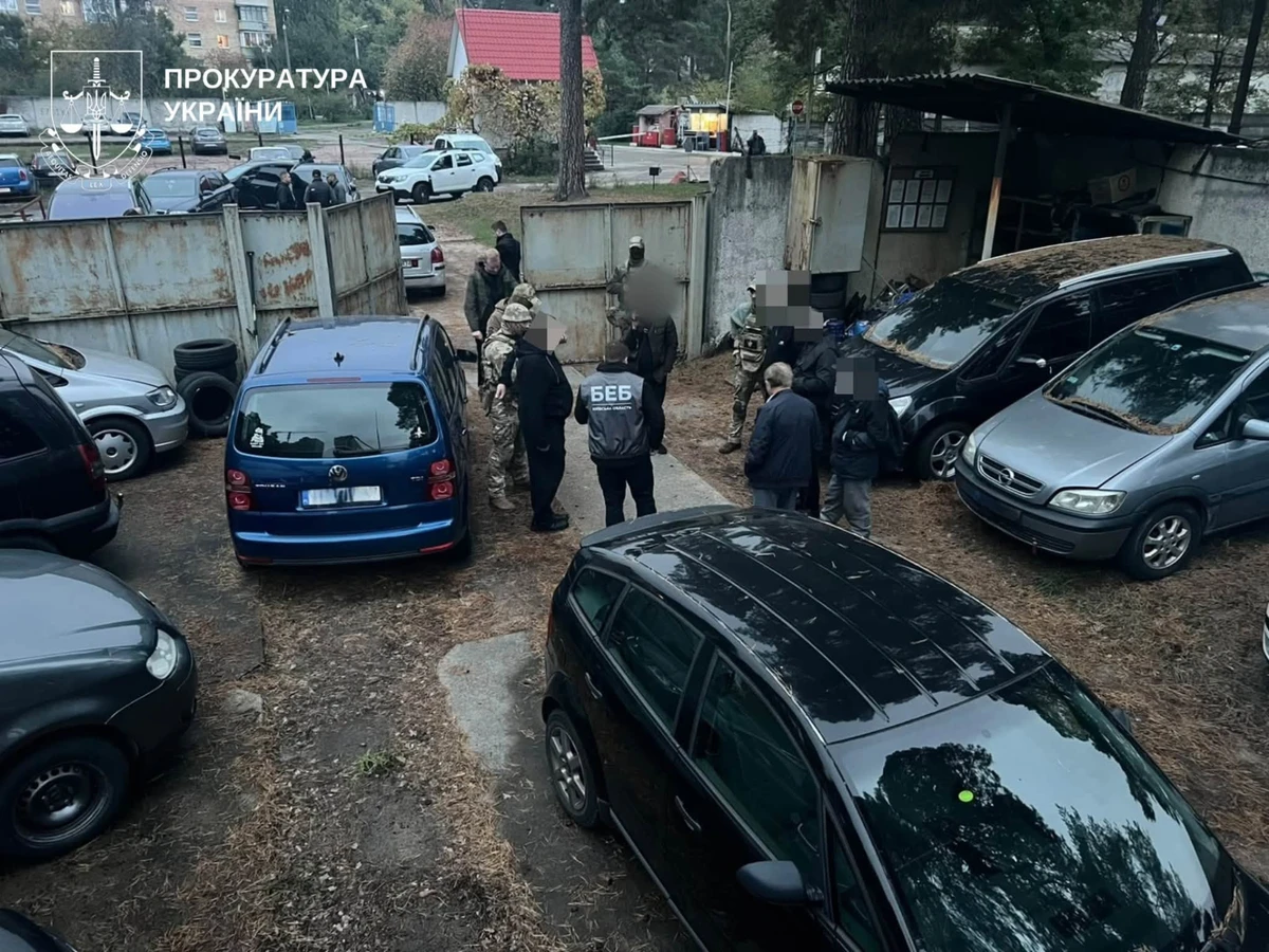 На Київщині затримано батька і сина, які незаконно продавали автомобілі для ЗСУ