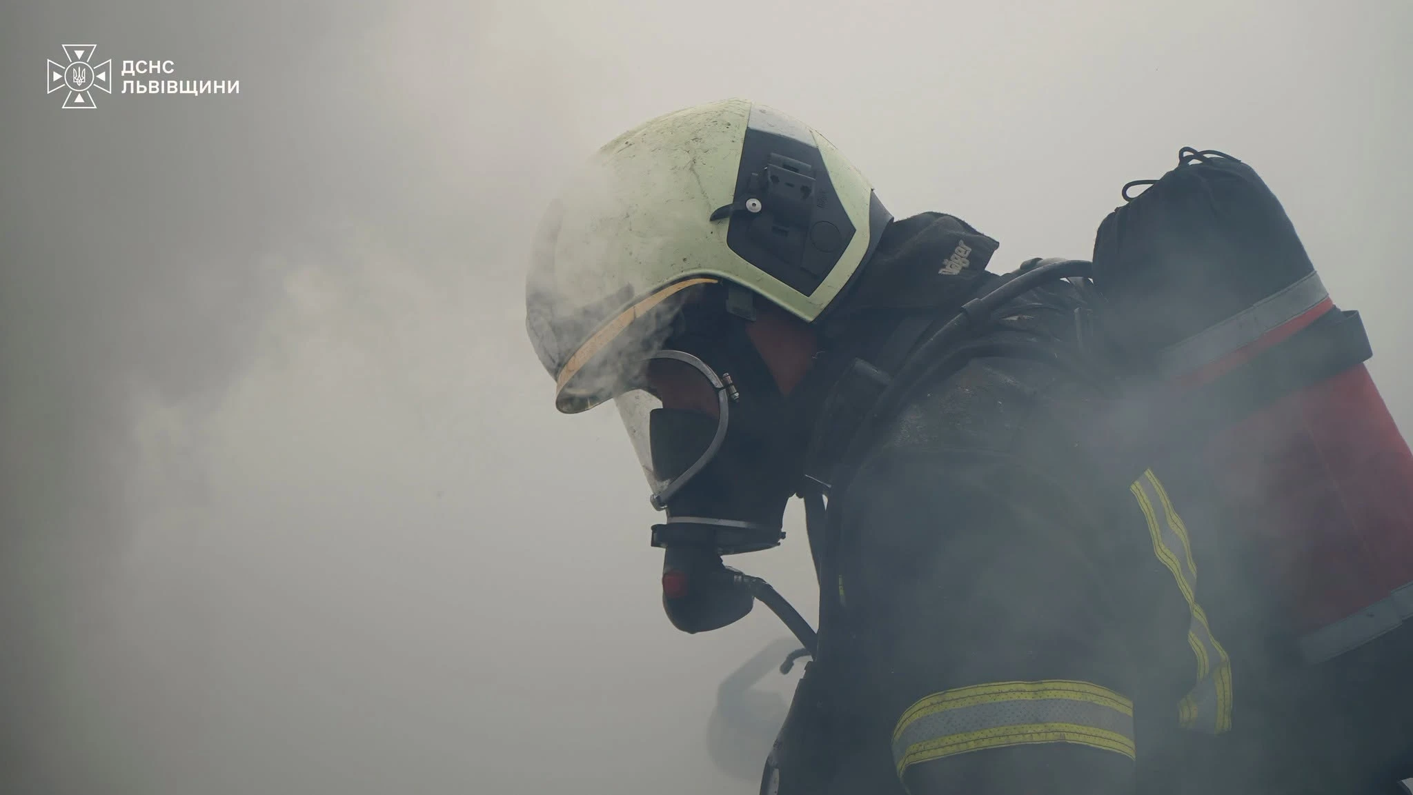 На Львівщині рятувальники ліквідували пожежу, зберігши два ангари та 20 тонн сої