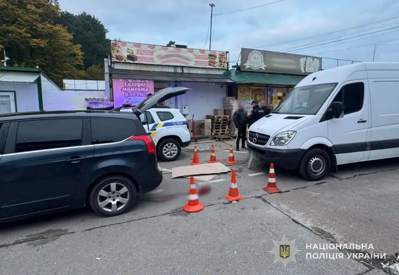 На ринку «Шувар» у Львові 77-річного чоловіка затисли між двома автомобілями