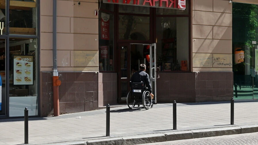 На вулиці Дорошенка створять 33 доступні входи за фінансової підтримки ісландського фонду