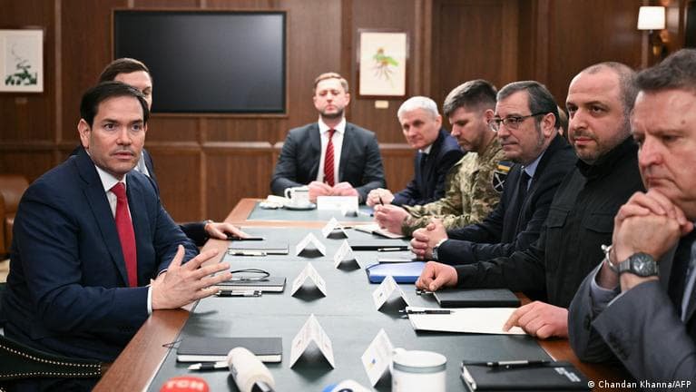 Переговори між Україною, США та Росією можуть відбутися в Абу-Дабі або Швейцарії, згідно з повідомленнями ЗМІ