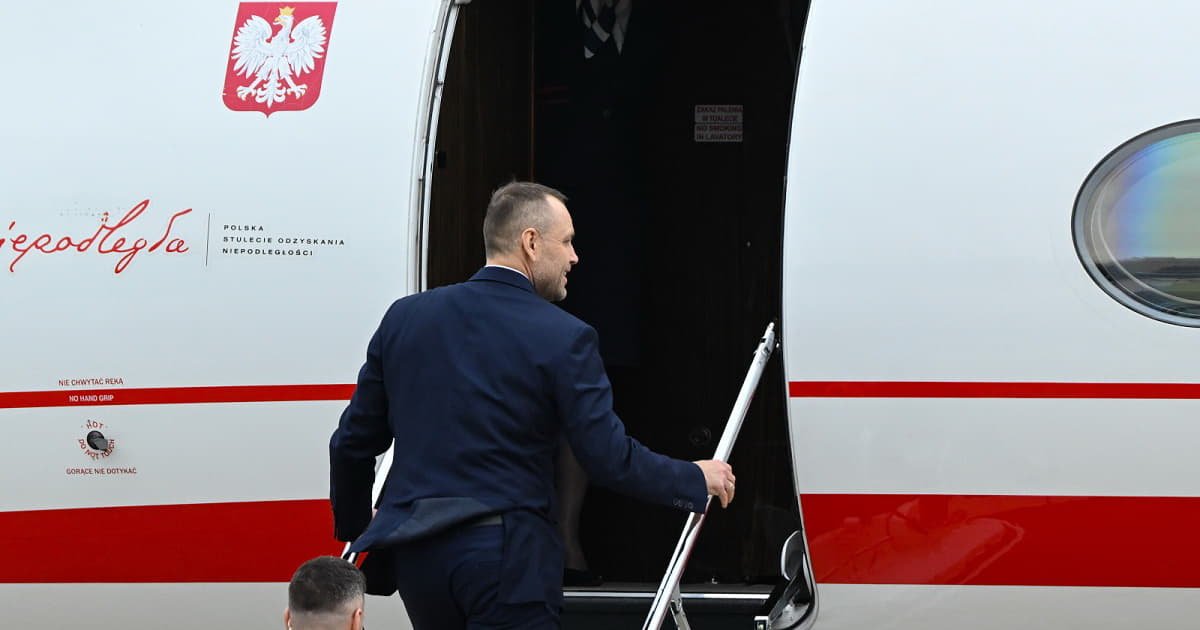 Президент Польщі терміново повернувся до Варшави у зв'язку з кризою в Конституційному трибуналі