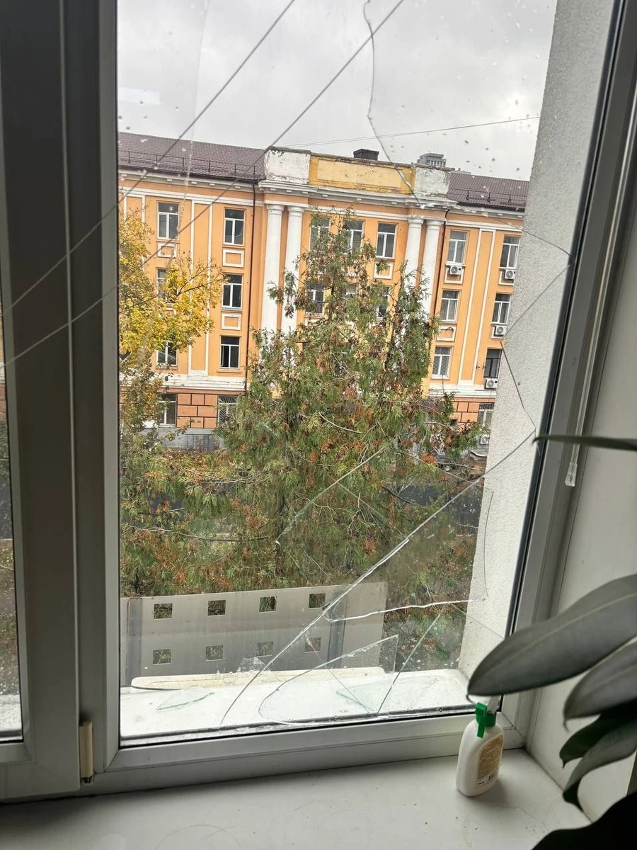 Ракетні обстріли Росії завдали шкоди будівлі енергетичного регулятора в Києві