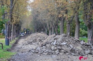Ремонт центральної алеї в Стрийському парку: роботи тривають біля УКУ