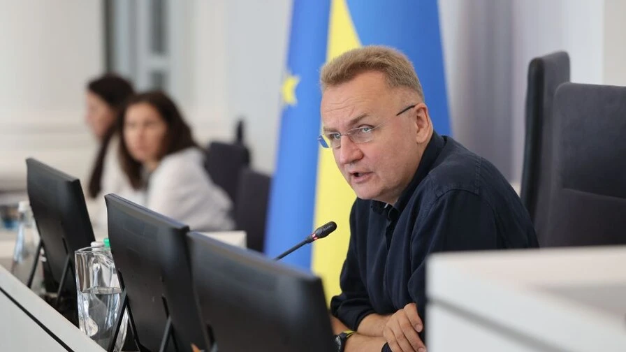 Садовий відмовився від зарплати на фоні затримки виплат двірникам та водіям