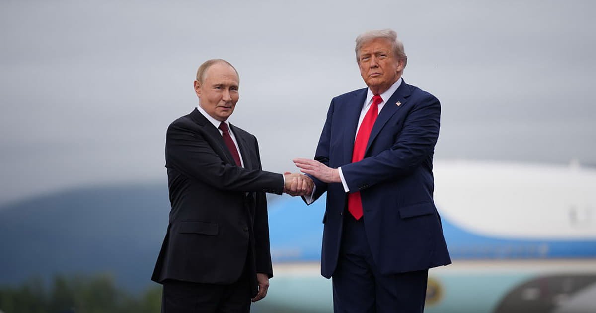 Трамп скасував санкції проти Росії, протести у Франції та нові випадки підпалів Starlink: підсумки вихідних