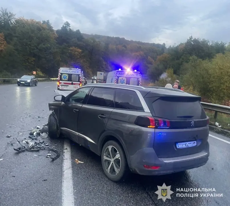 Триває слідство: шість постраждалих у ДТП за участю трьох автомобілів під Львовом