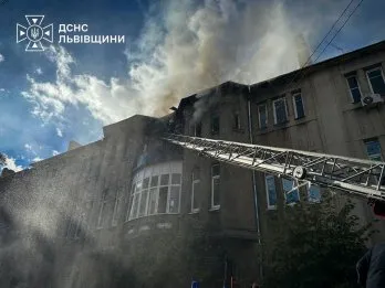 У Бродах рятувальники евакуювали 66-річного чоловіка з охопленої вогнем квартири