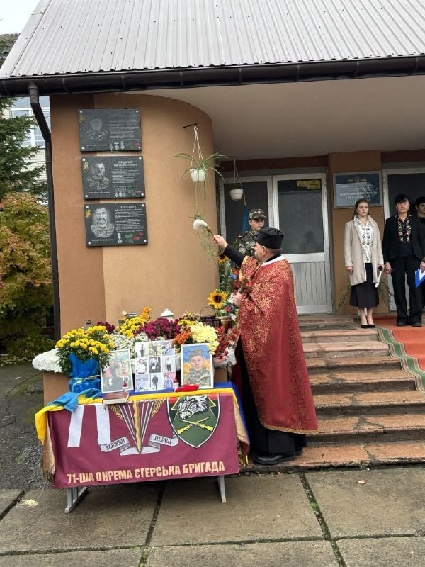 У Грусятичах на фасаді ЗЗСО № 5 встановлено меморіальну дошку в пам'ять про Андрія Вереса, який загинув за Україну