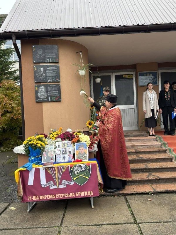 У Грусятичах встановили меморіальну дошку на честь полеглого захисника Андрія Вереса