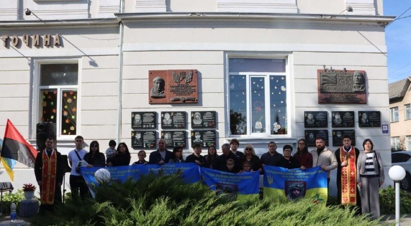 У Ходорові вшанували пам'ять чотирьох полеглих Захисників України, відкривши меморіальні дошки