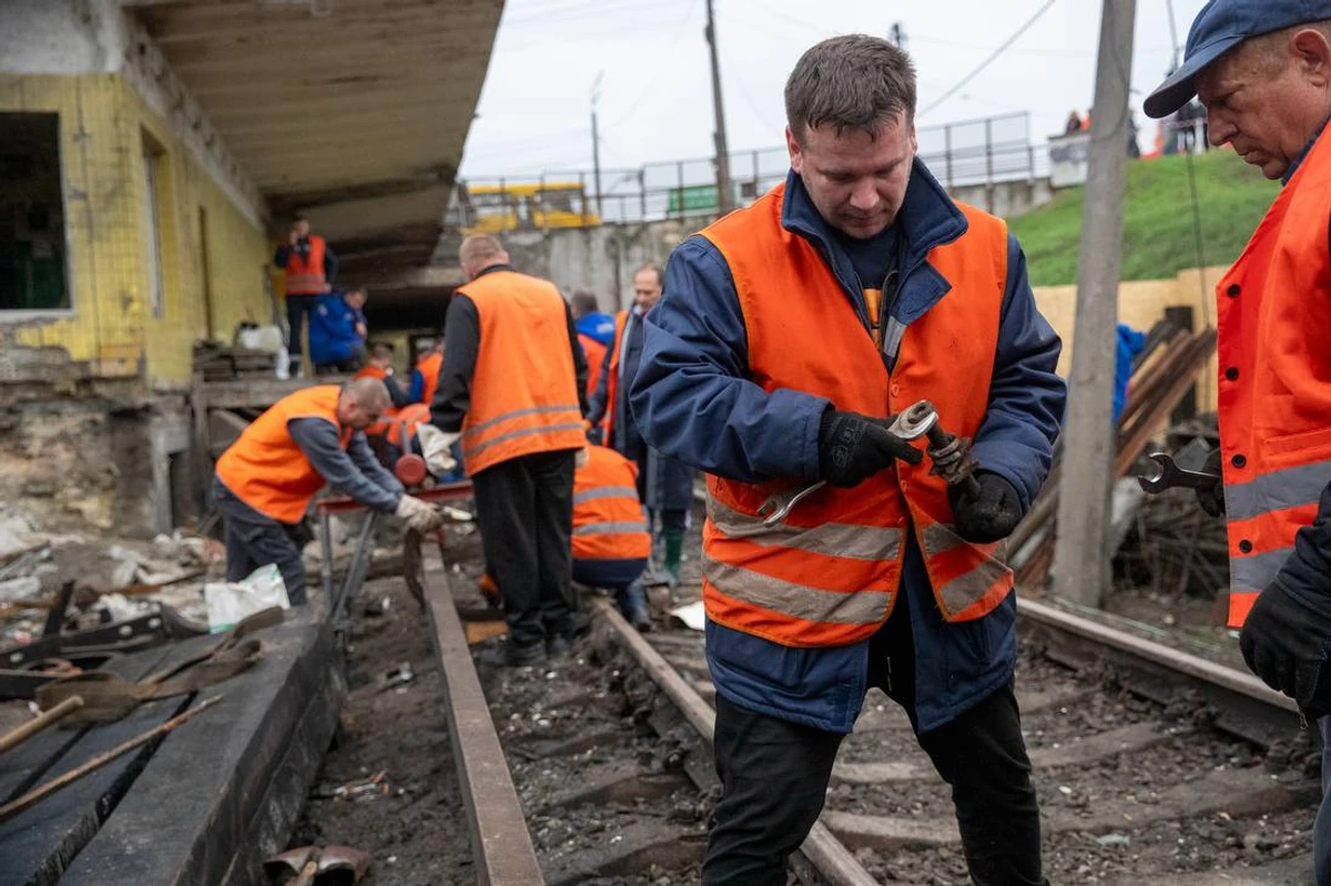 У Києві в середині вечора поновлять рух поїздів Червоною лінією метро