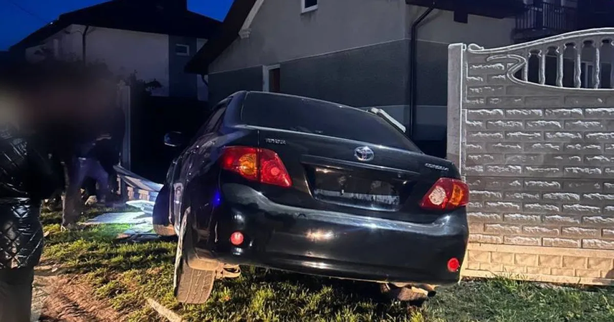 У Львівській області 51-річний водій Toyota врізався в приватну огорожу