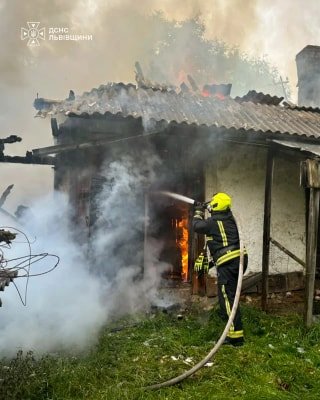 У Львівській області ліквідовано пожежу в дерев'яному житловому будинку