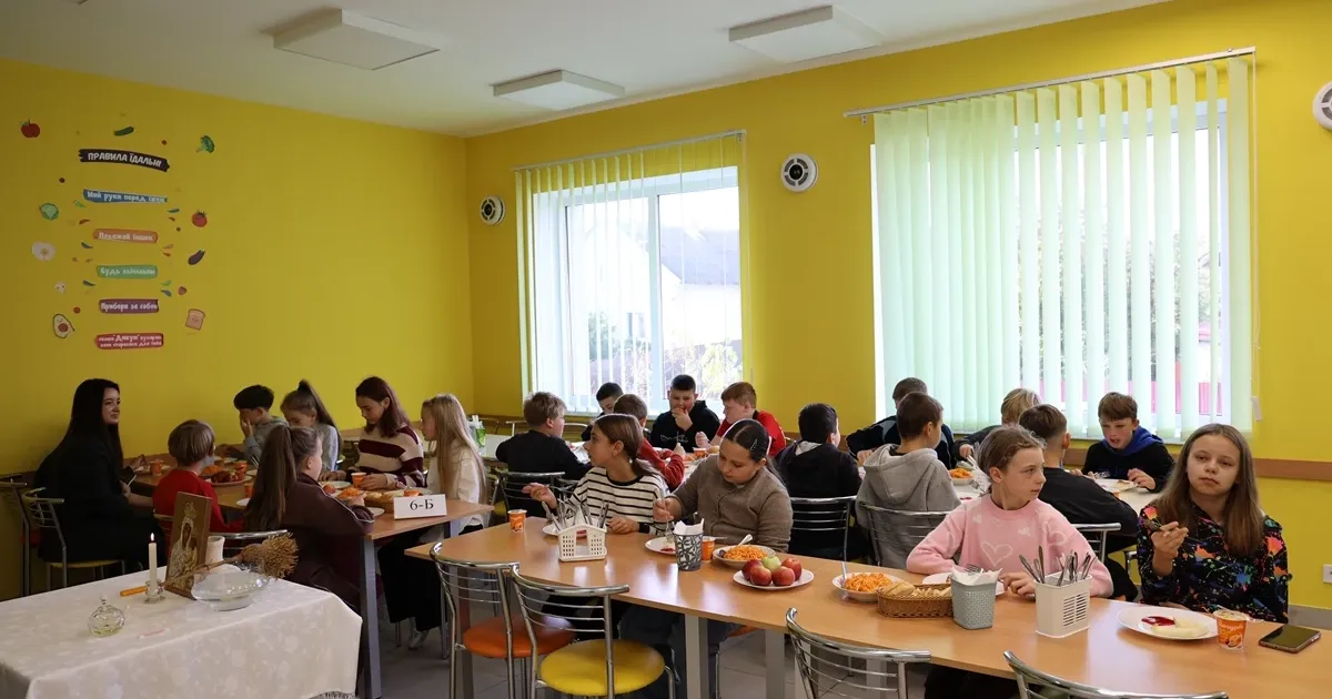 У Львівській області після ремонту відкрилася сучасна шкільна їдальня