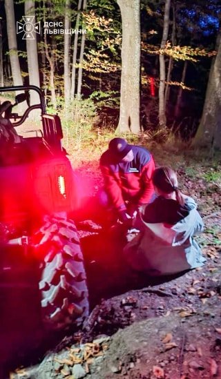 У Львівській області рятувальники на квадроциклі евакуювали травмовану дівчину з гори Лопата