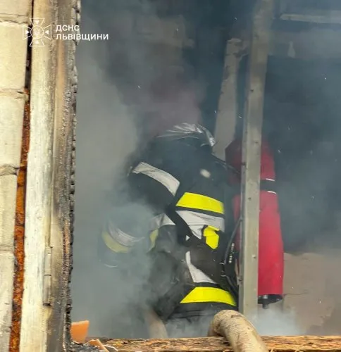 У Львівській області внаслідок пожежі постраждала жінка у цегляному будинку