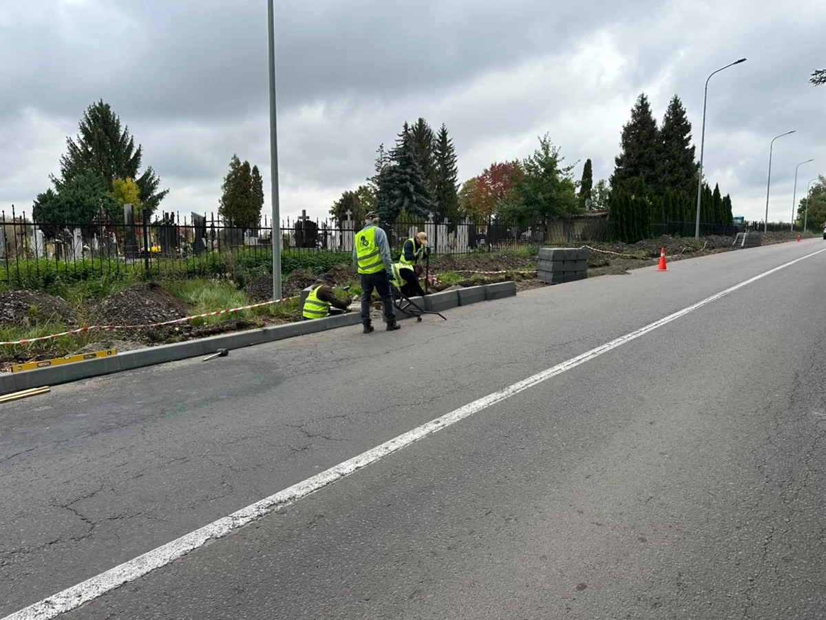 У Львівській області зводять новий тротуар, що відповідає стандартам безбар'єрності