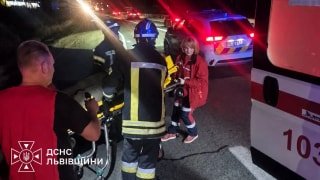 У Львівському районі з понівеченої вантажівки врятували чоловіка після ДТП