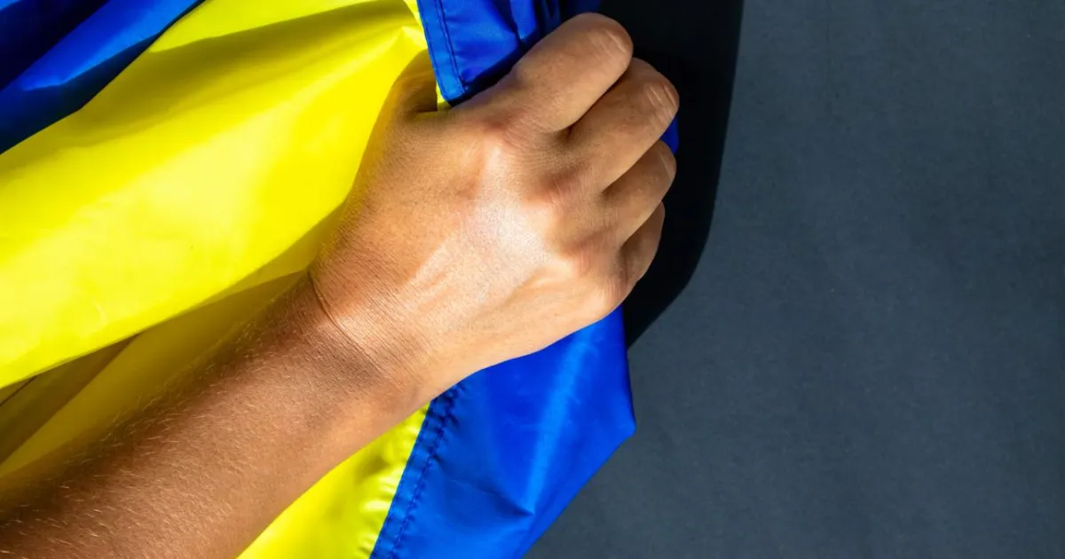 У Львові чоловік влаштував хуліганські витівки, справляючи потреби з вікна та використовуючи прапор України