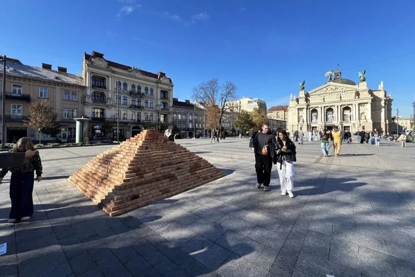 У Львові на площі перед оперою відкрили цегляну композицію «Говерла»