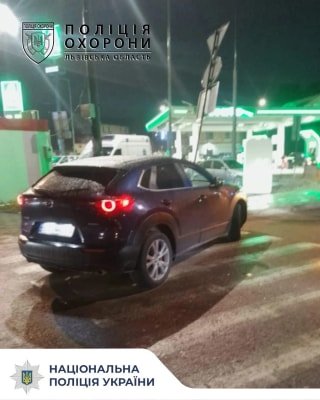 У Львові нетверезий водій скоїв ДТП, протаранивши дорожній знак в нічний час